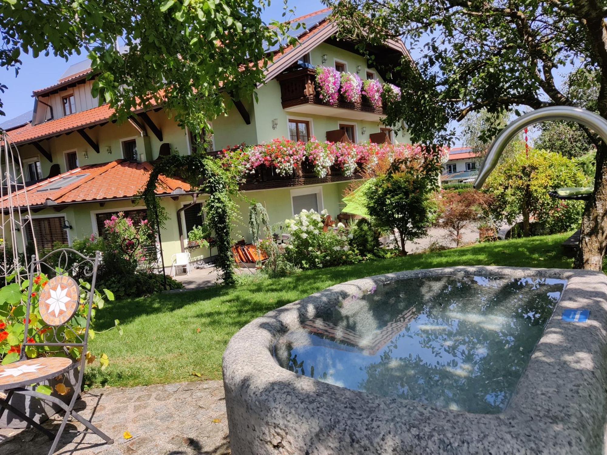 Pension Holzapfel Санкт-Георген-им-Аттергау Экстерьер фото